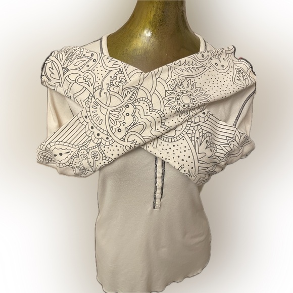Gorgeous designer knitwear w/black floral line drawings on sleeves and back - Picture 2 of 8